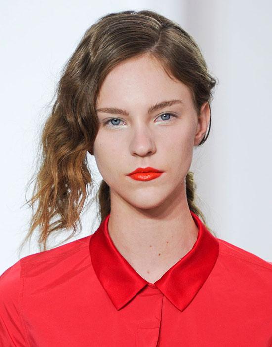 Creatures of the Wind SS14 Creatures of the Wind 2014 by Jennifer Weatherhead Harrington showed an asymmetrical look. All you have to do is wave your hair and pull it into a pony tail and pull out one of the side sections in the front